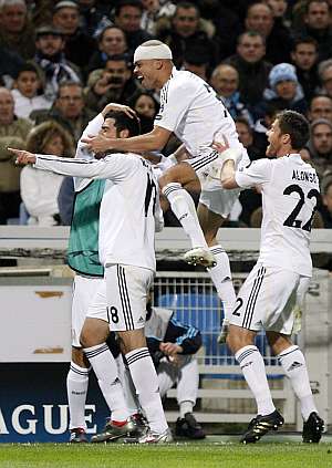 Albiol y Ral se abrazan tras el gol del defensa. (Foto: EFE)