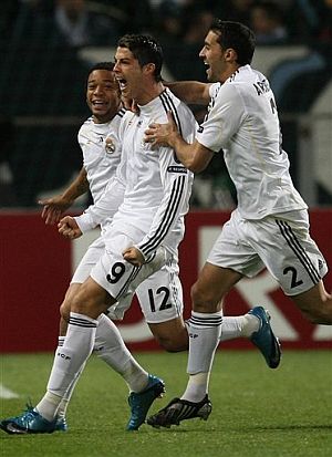 Arbeloa y Marcelo felicitan a Cristiano. (Foto: AFP)