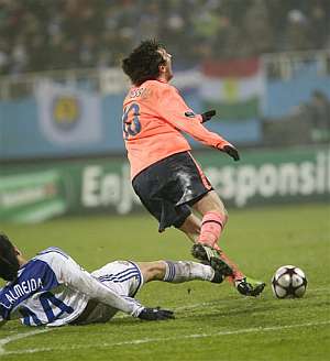 Almeida caz a Messi al final del encuentro. | AP