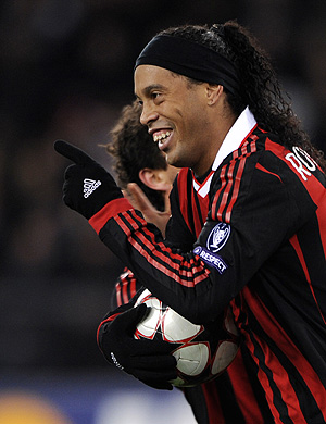 Ronaldinho celebra su gol del martes en Liga de Campeones (Foto: AFP)