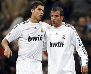 Cristiano Ronaldo y Van der Vaart, durante el partido contra el Zrich. (REUTERS)