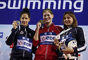 Erika Villacija (i) muestra su medalla de plata (Foto: Reuters)