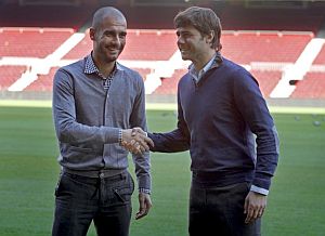 Josep Guardiola, izquierda, da la mano a Mauricio Pochettino. (Foto: EFE)