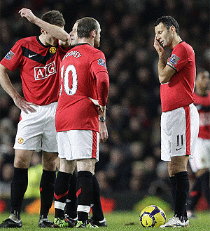 Carrick, Rooney y Giggs, cariacontecidos tras el gol de Agbonlahor. (Foto: REUTERS)