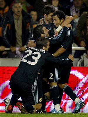 Van der Vaart, Higuan, Xabi Alonso y Marcelo celebran un gol en Mestalla. (Foto: AP)