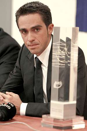 Alberto Contador, tras recibir el galardn. (Foto: EFE)