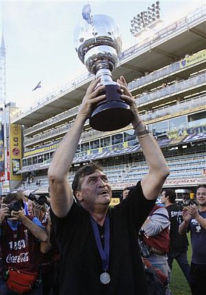 El tcnico de Banfield, Julio Cesar Falcioni, levanta el ttulo Apertura. (Foto: EFE)