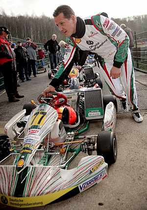 Michael Schumacher se pone a los mandos de un kart en un circuito de Kerpen (Alemania). (Foto: EFE)