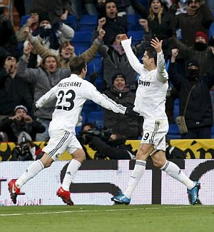 Cristiano y Van der Vaart celebran uno de los goles al Zaragoza. (EFE)