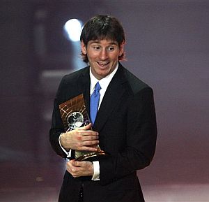 Messi posa con el trofeo. (Foto: AP)