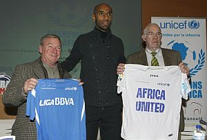 Frederic Kanout, junto a Javier Clemente (izq.) y Luis Aragons, entrenadores del partido Champions for Africa. (Foto: EFE)
