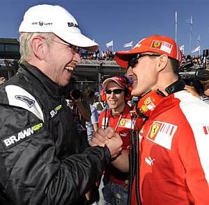 Ross Brawn y Michael Schumacher, en una fotografa de archivo tomada el pasado 29 de marzo en Melbourne antes del GP de Australia. (AP)