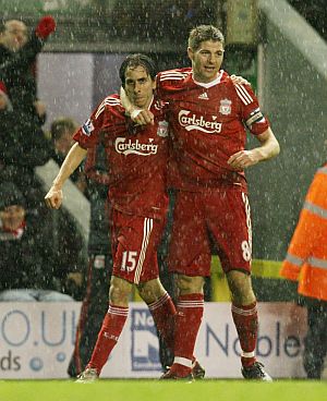 Benayoun y Gerrard, los goleadores del Liverpool bajo el aguacero. (EFE)