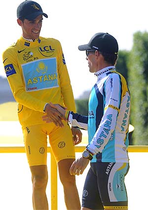 Saludo entre Contador y Armstrong, el pasado julio, en el podio de París. (Foto: EFE)