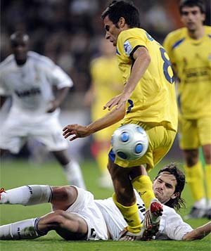 Gago, en el suelo, durante el partido de vuelta de Copa ante el Alcorcn. (Foto: AFP)