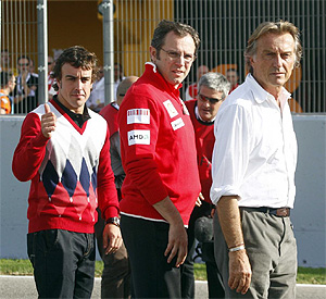 Fernando Alonso junto a Stfano Domenicali y Luca di Montezemolo en Valencia. (Foto: Vicent Bosch)
