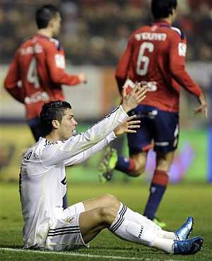 Cristiano Ronaldo se queja de una decisin arbitral. (AFP)