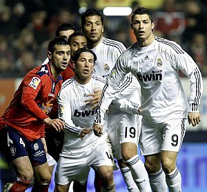 Flao, Roversio, Ramos, Garay y Ronaldo esperan un lanzamiento en el Reyno de Navarra. (EFE)