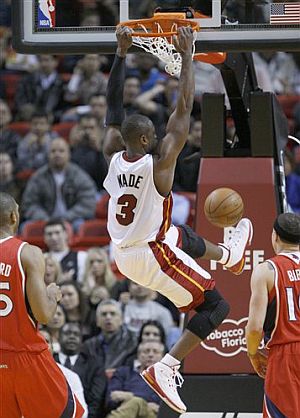 Wade machaca el aro de Atlanta. (Foto: AP)