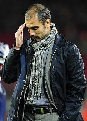 Guardiola, pensativo, durante el partido. (AFP)