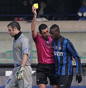 El rbitro amonesta a Balotelli durante el partido contra el Chievo. | EFE