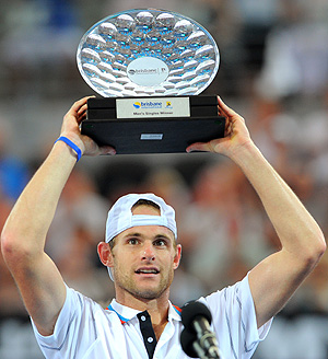 Andy Roddick levanta el trofeo que le acredita como vencedor del torneo. (Foto: REUTERS)