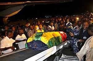 El cuerpo de una de las vctmas llega a Tom, capital de Togo. (EFE)