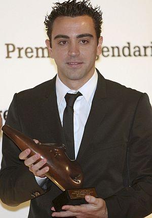 Xavi Hernndez, tras recibir el premio al mejor jugador cataln. (Foto: EFE)