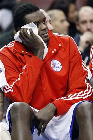 Dalembert, en el banquillo con cara de circunstancias, durante el partido ante los Knicks. | AP