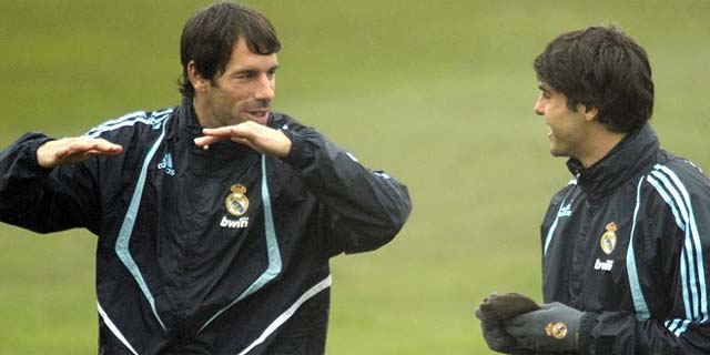 Van Nistelrooy charla con Kak, durante un entrenamiento en Valdebebas. (Foto: AFP)