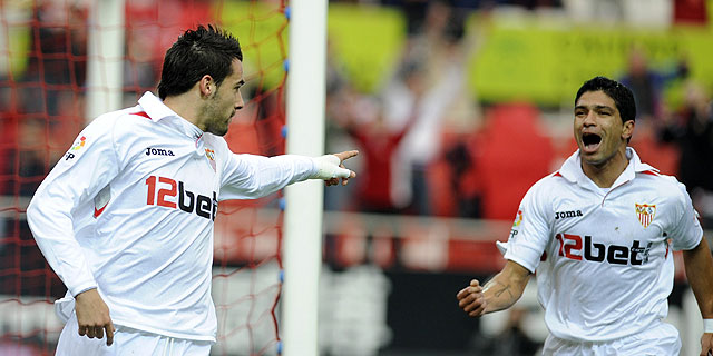 Negredo celebra con Renato el gol de la victoria. | Afp