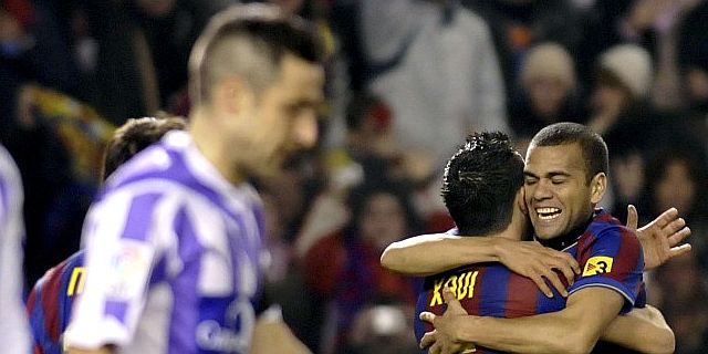 Xavi y Alves destrozaron al Valladolid entre el minuto 20 y el 21. (EFE)