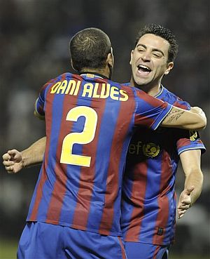 Xavi y Alves celebran un gol en Valladolid. | Ap