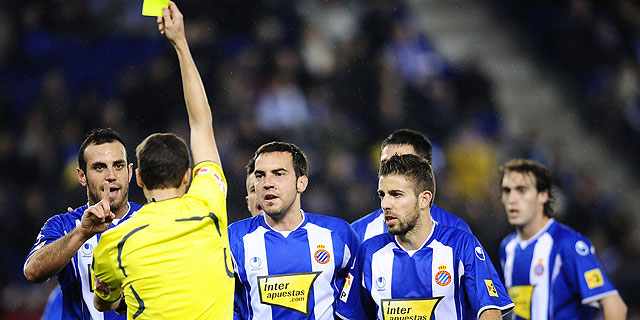 Varios jugadores del Mallorca protestan al rbitro el penalti. (EFE)