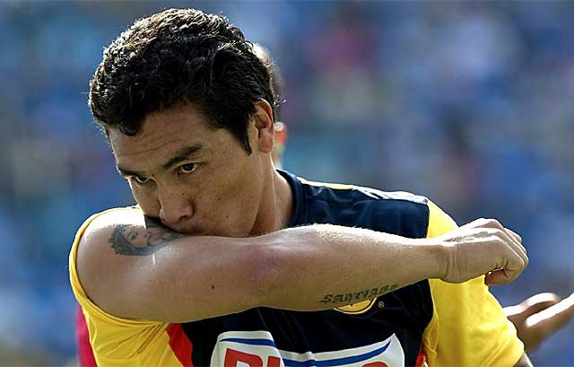 Cabaas se besa un tatuaje despus de marcar un gol con el Amrica. | AFP