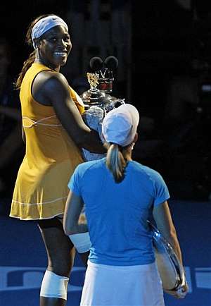 Serena Williams, con el trofeo de campeones. | Ap