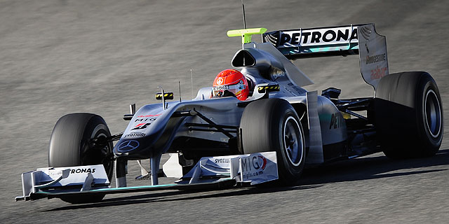 Michael Schumacher rodando ayer sobre el circuito valenciano de Cheste. | Ap