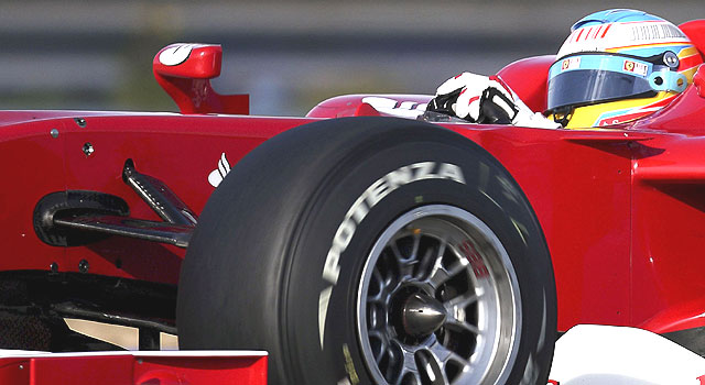 Fernando Alonso, en el momento de saltar a la pista de Cheste. (Foto: EFE)