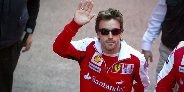 Alonso saluda a su llegada al 'box' de Ferrari. | EL MUNDO