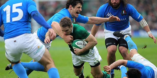 O'Leary hace frente a cuatro rivales en el partido Irlanda-Italia de la primera jornada del Seis Naciones. (AP)