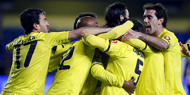 Los jugadores del Villarreal celebran el gol de Capdevila que supona el 1-0. (Efe)