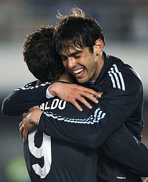 Cristiano Ronaldo (izq.) y Kak se abrazan el pasado sbado en Jerez. (Foto: EFE)