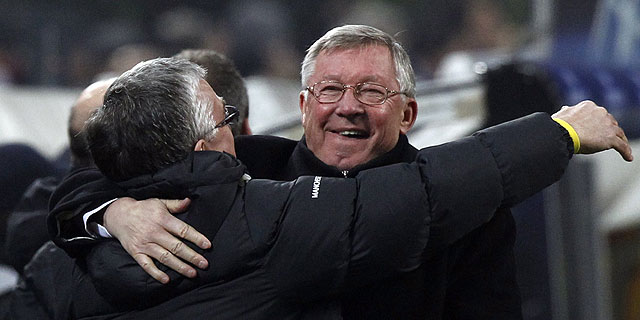 Alex Ferguson celebra en el banquillo uno de los goles del Manchester United en San Siro. (Reuters)