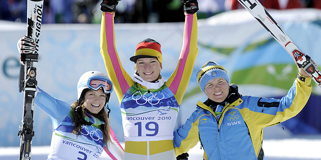 Mara Reisch (en el centro) celebra su triunfo con Julia Mancuso (a la izquierda) y Anja Paerson (a la derecha). (AP)