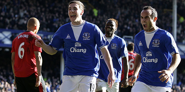 Los jugadores del Everton celebran el gol que les pona por delante en el marcador. (EFE)