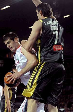 Lavrinovic defiende a Barac durante el encuentro de semifinales. (Foto: EFE)
