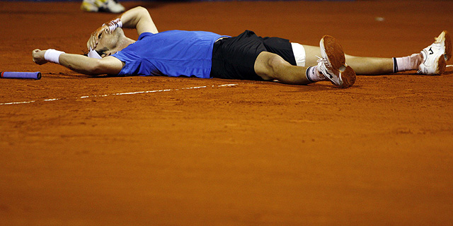 Juan Carlos Ferrero, tendido en el suelo tras ganar en Buenos Aires. (REUTERS)