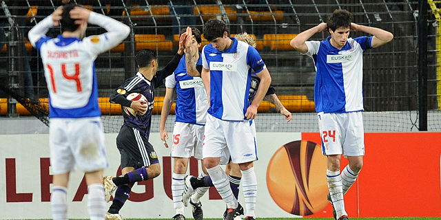 Los jugadores del Athletic lamentan uno de los goles del Anderlecht. (Foto: AFP)