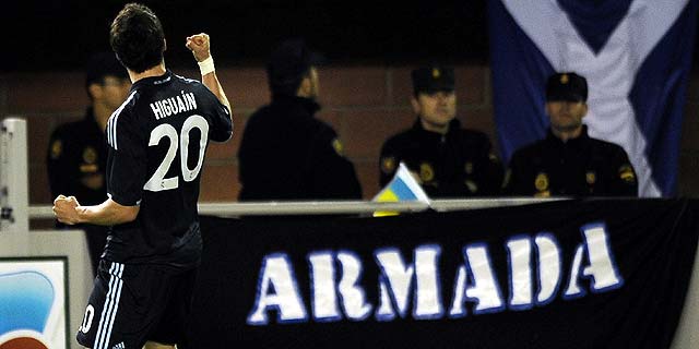 HIguaín celebra su primer gol en el Heliodoro. (Foto: Afp)