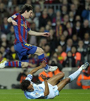 Messi, ante Weligton en el Camp Nou. (Afp)